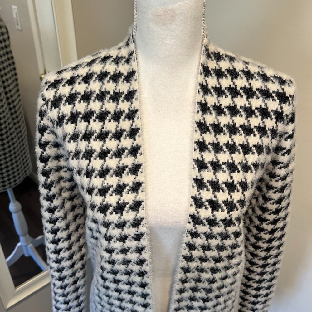 Cyrus Black & Cream Houndstooth Fuzzy Cardigan, Size Small - Picture 4 of 16